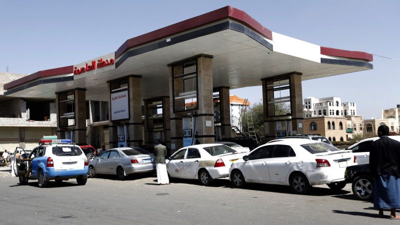 تعرف على السعر الجديد.. الحوثيون يرفعون سعر دبة البترول في صنعاء