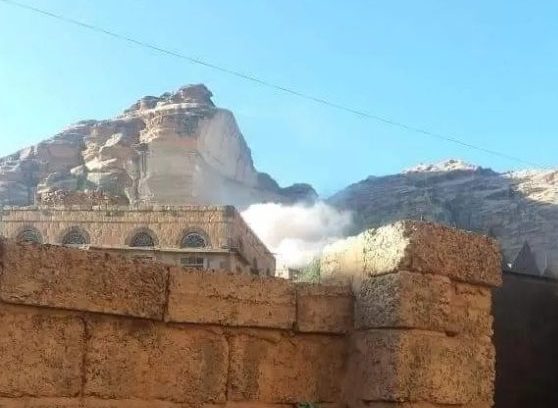 بالصور.. انهيار مخيف لأحد الجبال في محافظة صنعاء