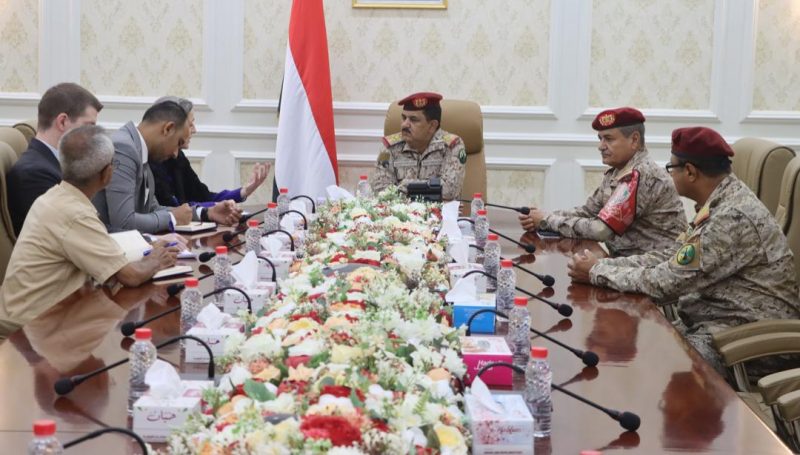 وزير الدفاع يؤكد استمرار المليشيات الحوثية في عملياتها العدائية