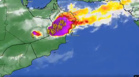 عُمان تواجه أزمة بسبب “منخفض المطير”: سيول جارفة و18 وفاة