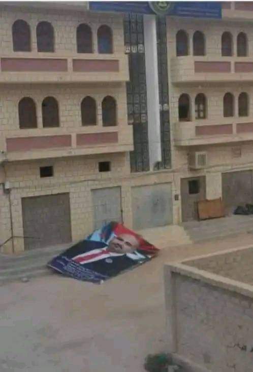 صورة.. المتظاهرون يسقطون صورة عيدروس الزبيدي بعد إطلاق النار على مظاهرة في عدن