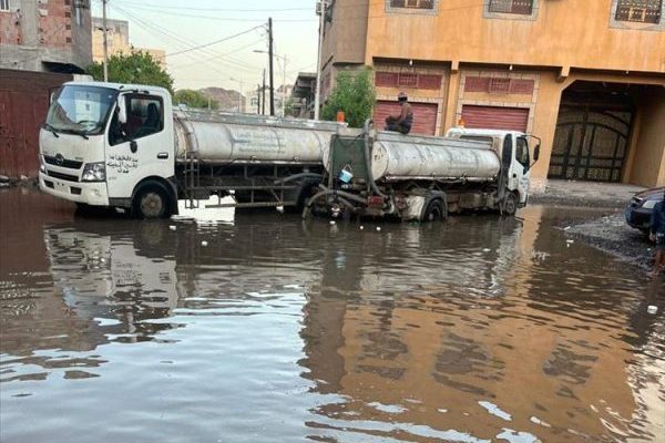 استمرار أعمال شفط مياه الأمطار في مديرية البريقة بعدن