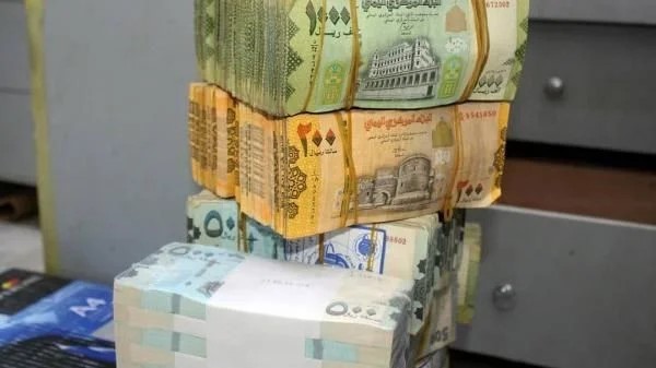 انهيار الريال اليمني يشعل عدن.. الصرافون يحمّلون البنك المركزي المسؤولية ويطالبون بتدخل عاجل