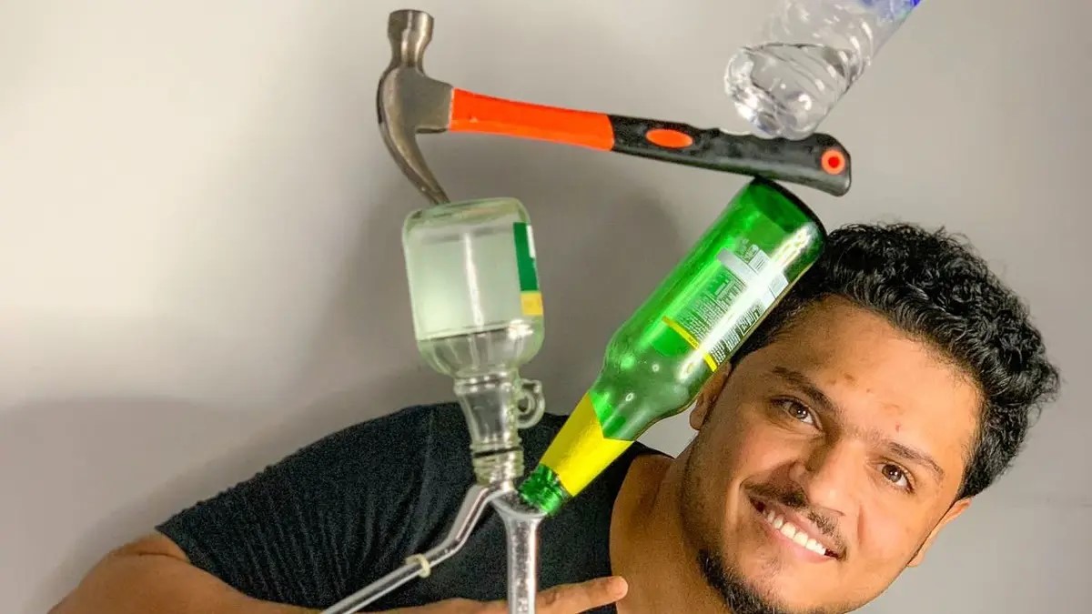 شاب يمني يدخل التاريخ.. محمد عبدالحميد يحصد الرقم الرابع في غينيس بفن التوازن