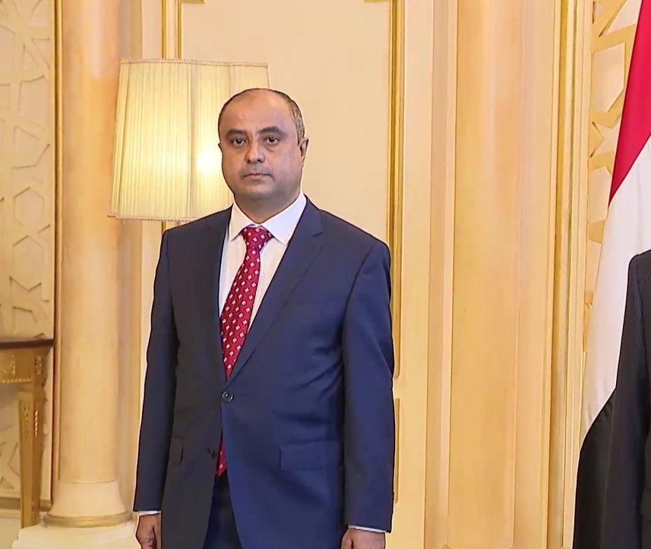 العليمي يعيّن سالم بن بريك رئيسًا جديدًا للحكومة اليمنية