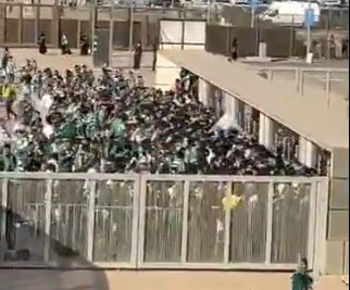 بالفيديو.. جماهير الأهلي تقتحم بوابات ملعب الجوهرة قبل نهائي آسيا