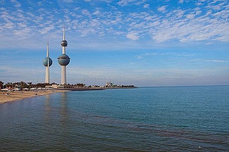 غبار كثيف وسحب رعدية يضربان الكويت وتحذيرات من تدني الرؤية