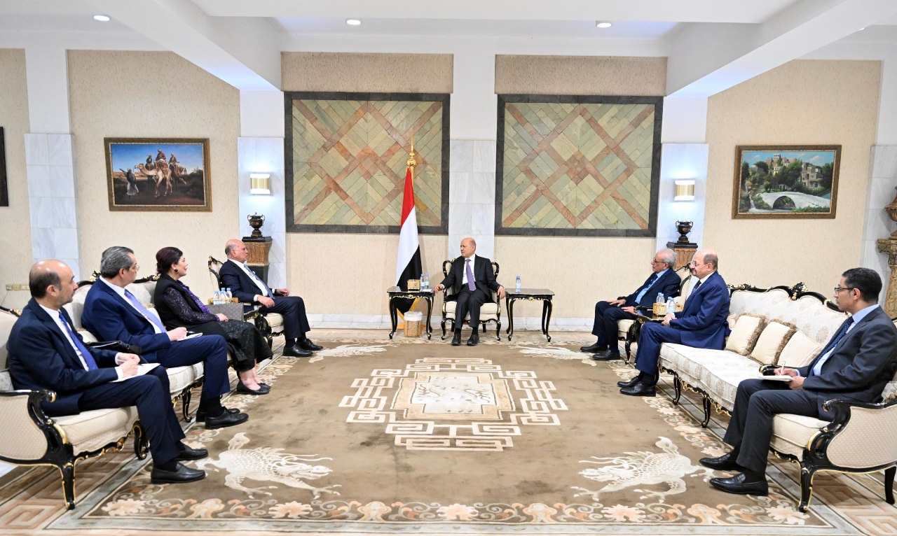 العراق يدعو رشاد العليمي رسميًا لحضور القمة العربية 2025 في بغداد