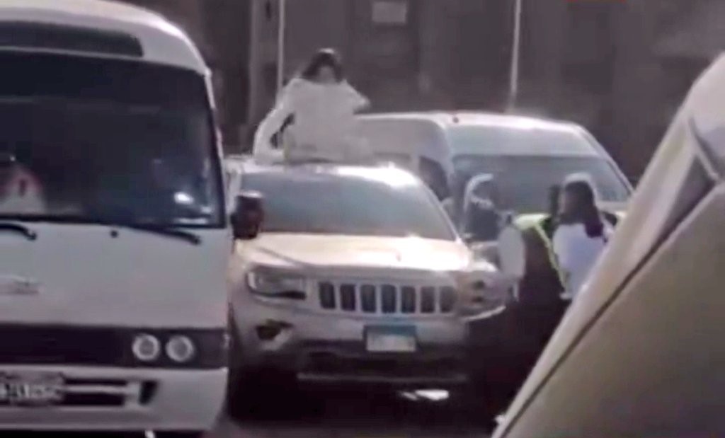 القبض على فتاة يونانية تسببت بفوضى على كوبري أكتوبر (فيديو)