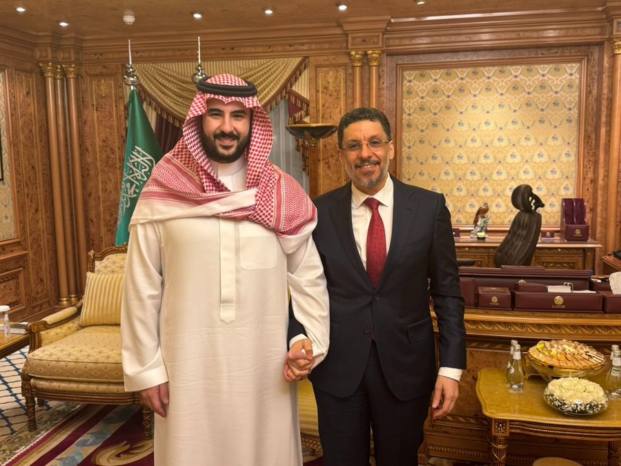 بن مبارك يلتقي خالد بن سلمان في أول ظهور علني بعد استقالته