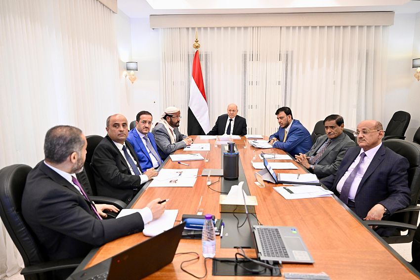 بن بريك يبدأ مهامه باجتماع حاسم مع العليمي ومجلس القيادة وغياب عيدروس الزبيدي!
