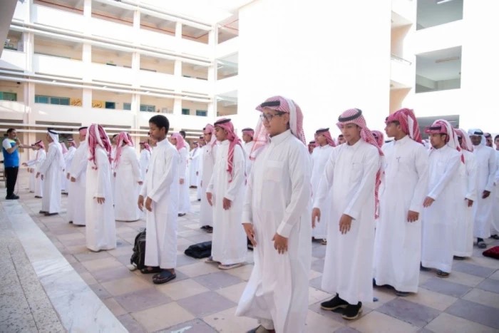 وزارة التعليم السعودية تثير الجدل بجعل العقال اختيارياً للطلاب