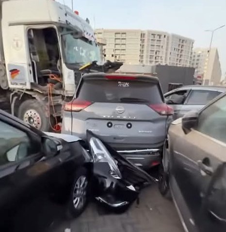 فيديو.. حادث مروّع في مصر بعد اقتحام شاحنة لمعرض سيارات بالقطامية