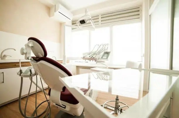 سجن خبيرة تجميل بريطانية لمدة 60 عامًا.. ما السبب؟!