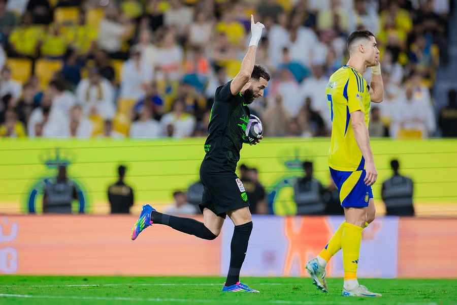 بنزيما يهز الشباك ورونالدو يغيب عن إنقاذ النصر أمام الاتحاد