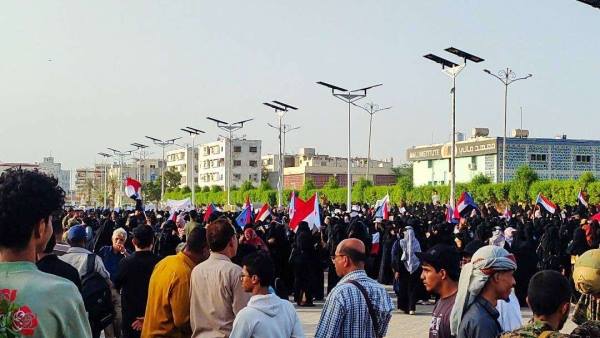 مليشيات الانتقالي تُقحم أعلام الجنوب في مظاهرات نساء عدن