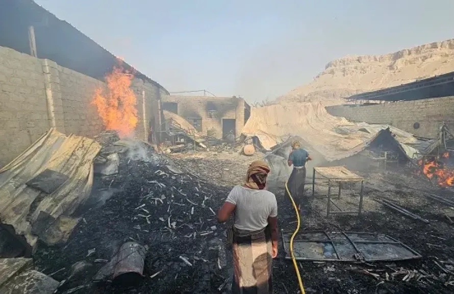 حريق ضخم يتلف ورشة أثاث في حضرموت