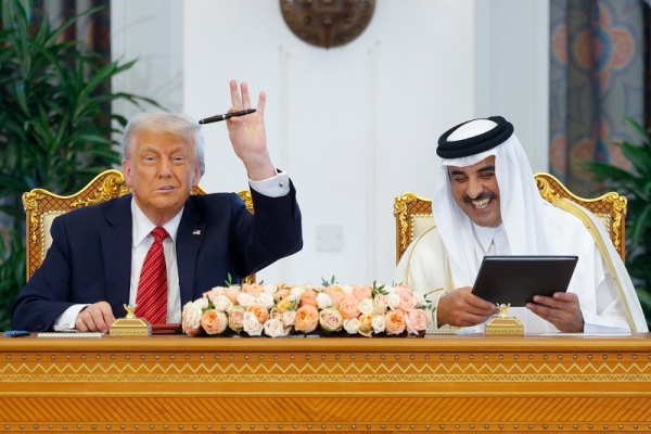 أمير قطر يهدي ترامب قلمًا بـ1000 دولار خلال مراسم توقيع اتفاقيات جديدة