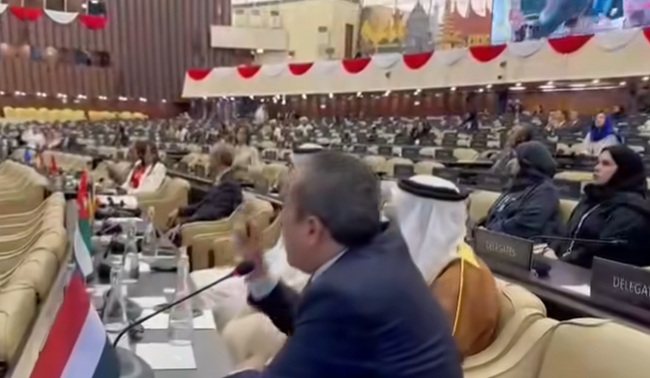 القيادي الإصلاحي عبد الرزاق الهجري يوبّخ إيران علنًا ويتهمها بتمزيق اليمن
