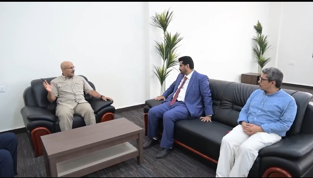 طارق صالح يبحث معوقات مطار المخا ويطالب بتسريع التشغيل