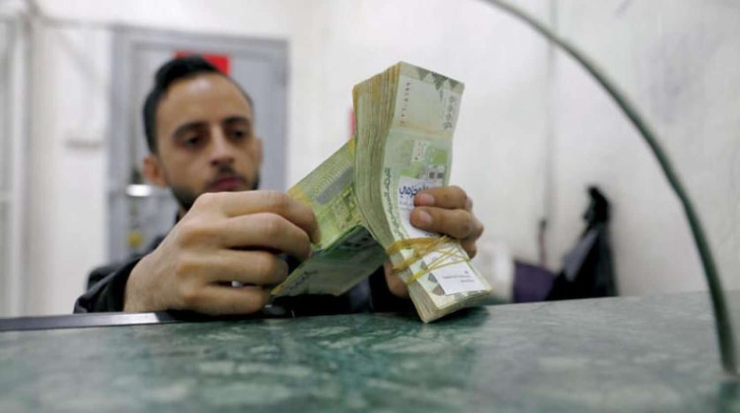 بنك عدن الإسلامي يبدأ صرف مرتبات موظفي عدد من القطاعات لشهر ابريل 2025