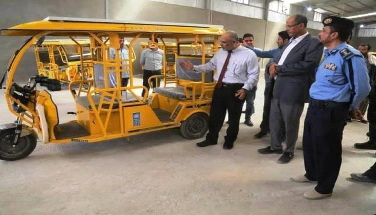 شاب يمني يحوّل توك توك إلى مركبة شمسية ويثير الإعجاب