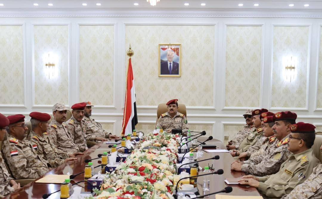 وزير الدفاع اليمني يترأس اجتماعاً عسكرياً لاستعراض الأوضاع في جبهات القتال بالمنطقة الرابعة