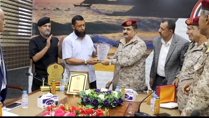 بحضور شلال شائع.. وزير الدفاع يشهد تسليم إدارة المؤسسة الاقتصادية بعدن