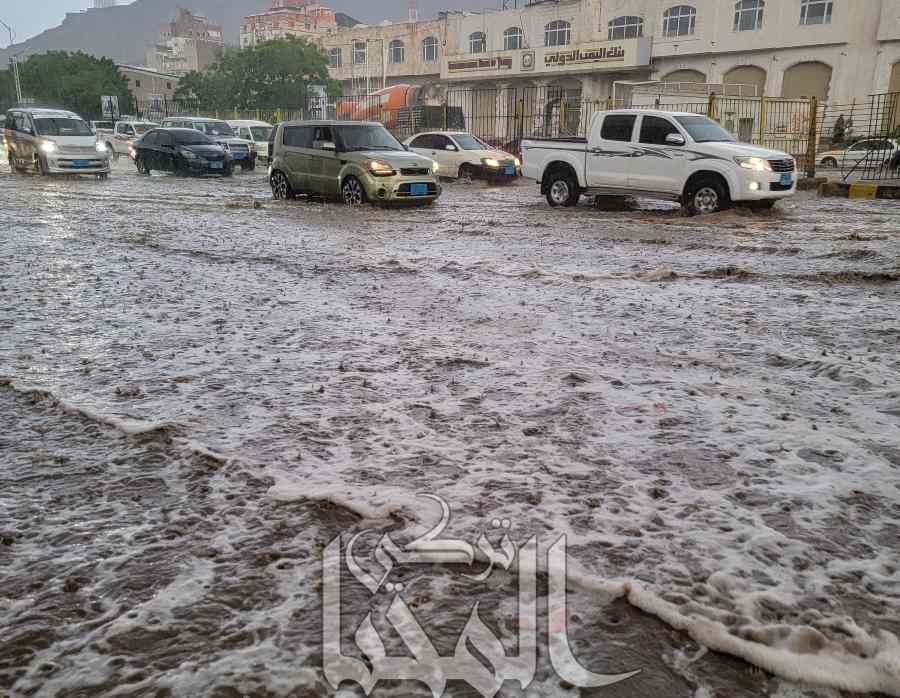 أمطار غزيرة وبرد يضربان شارعاً حيوياً في صنعاء.. والمواطنون يروون ما حدث
