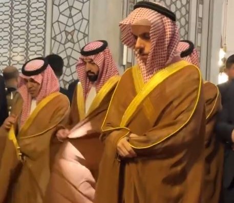 بالفيديو.. الأمير فيصل بن فرحان يؤم المصلين بالمسجد الأموي خلال زيارة رسمية إلى دمشق