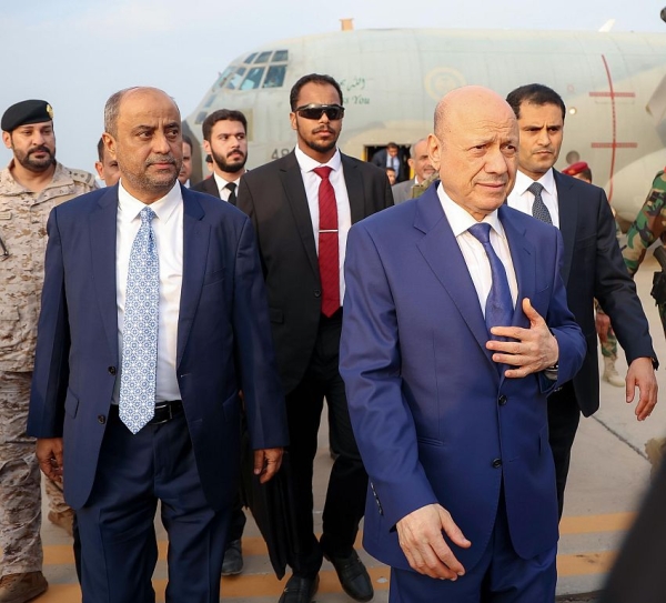 رشاد العليمي يعود إلى عدن برفقة سالم بن بريك