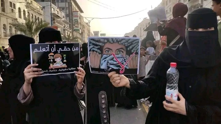 نساء عدن يتحدين القمع ويواصلن احتجاجاتهن للمطالبة بالخدمات الأساسية