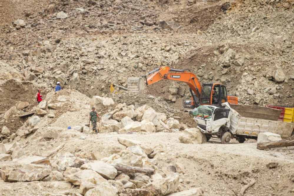 كارثة بشرية في إندونيسيا.. انهيار صخري يدفن عمال محجر تحت الأنقاض