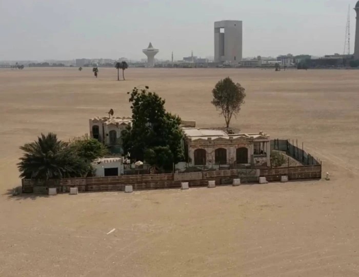 منزل وحيد يقف شامخًا في حي الهنداوية بجدة.. ما قصته؟