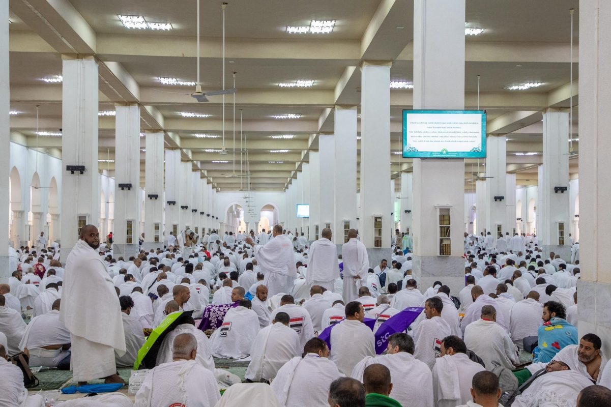 استمعوا لخطبة الشيخ صالح بن حميد.. حجاج بيت الله يؤدون صلاتي الظهر والعصر في مسجد نمرة بمشعر عرفات