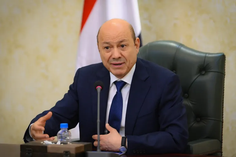 رئيس مجلس القيادة الرئاسي يتواصل هاتفيًا مع محافظ مأرب في ظل تطورات الأوضاع