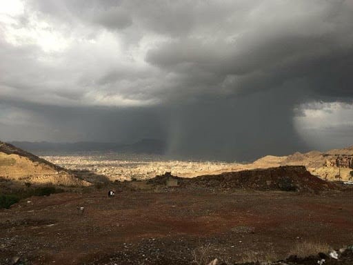 تحذيرات من تقلبات جوية حادة تشمل سواحل اليمن وصحاريها خلال الساعات المقبلة