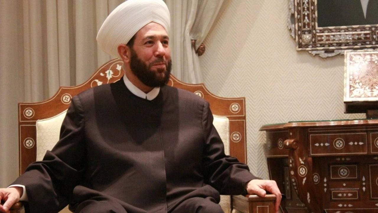 مصير غامض يحيط بمفتي سوريا السابق احمد حسون بعد اعتقاله على أبواب المطار