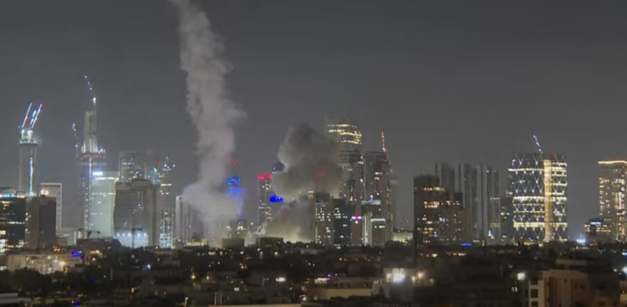 تصاعد الدخان وسط تل أبيب بعد اطلاق إيران وابلاً من الصواريخ باتجاه اسرائيل