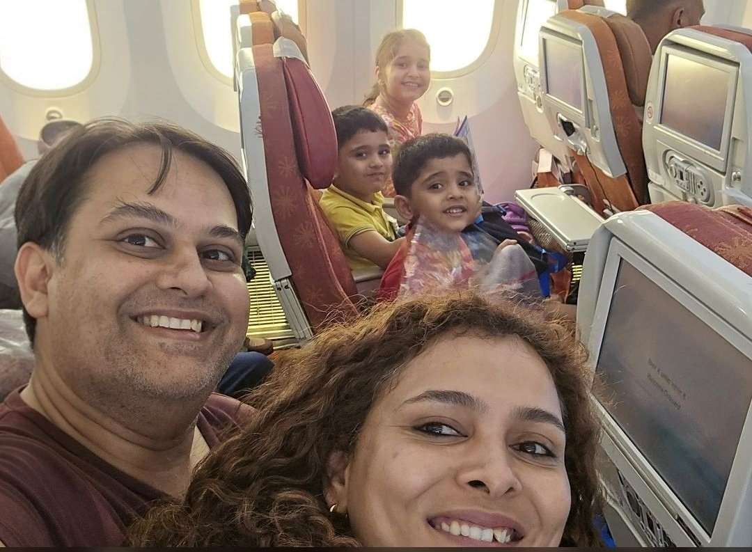 لحظات وداع مؤثرة.. صورة "سيلفي" تخلد آخر ابتسامة لعائلة هندية قبل تحطم طائرة "بوينغ" الهندية