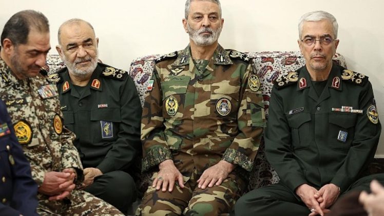 خلف الكواليس.. انفجارات وضربات جوية تشعل إيران ومقتل عشرات بينهم قادة وعلماء نوويون