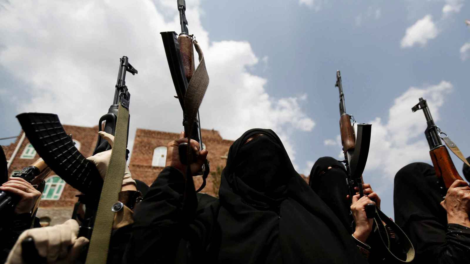 "الموساد" يتسلل إلى جلسة نسائية حوثية ويكشف أسرارًا عسكرية خطيرة