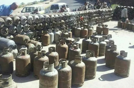 أزمة غاز خانقة تعصف بمدينة تعز.. والسبب صادم!