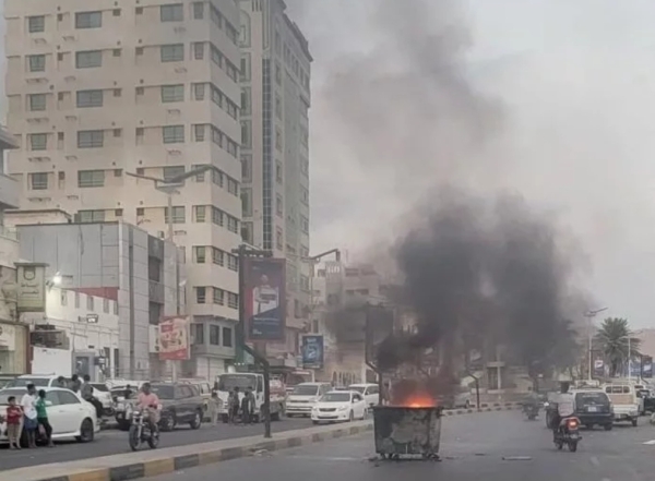 احتجاجات عارمة في المكلا تتصاعد مع موجة الحر الصيفية