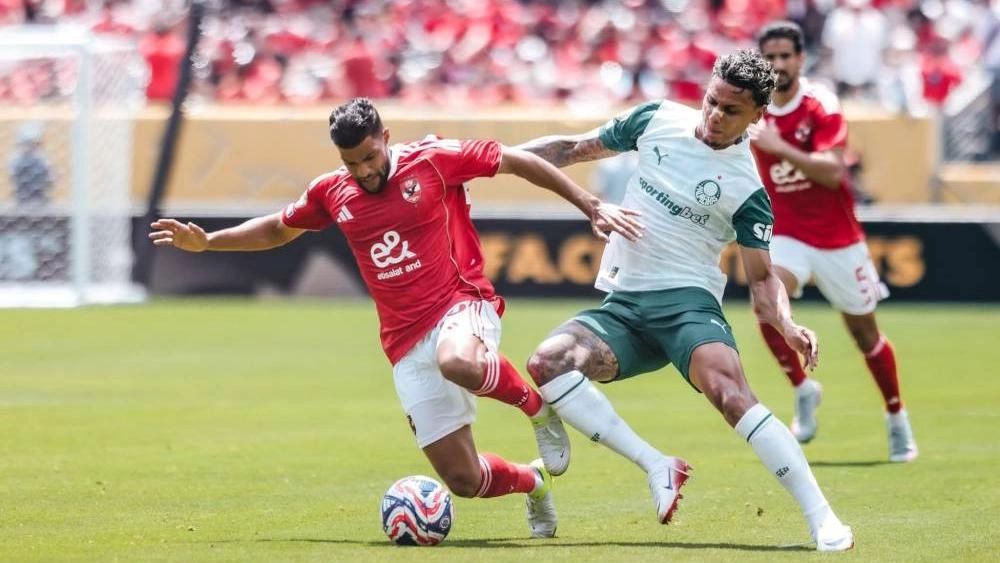 الأهلي المصري يعود إلى الملعب بعد توقف مباراة كأس العالم للأندية بسبب عاصفة