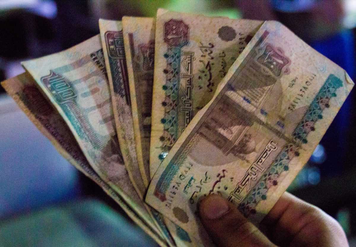 صرف الدولار والريال السعودي يشهد استقرارًا مع اختلافات طفيفة بين البنوك المصرية