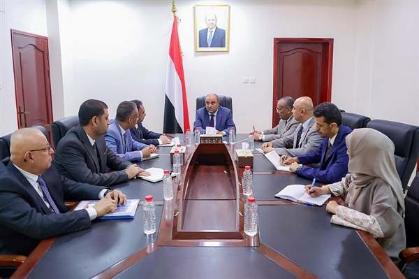 رئيس الوزراء يوجه وزارة الاتصالات بتسريع توفير خدمات إنترنت واتصالات متطورة في عدن والمحافظات المحررة