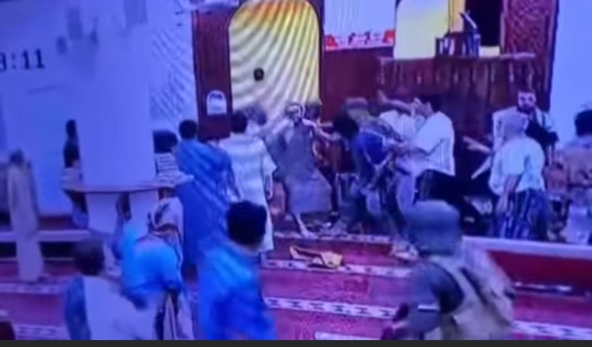 بالفيديو.. اختطاف إمام مسجد في عدن على يد مسلحين ملثمين أثناء صلاة الفجر