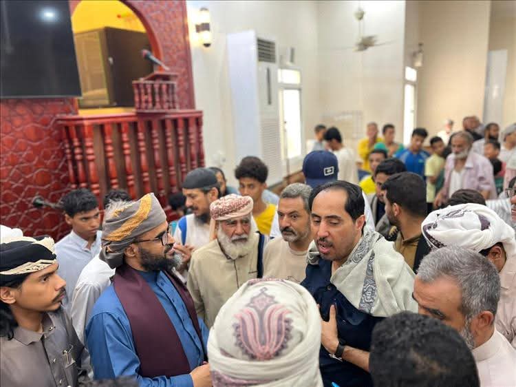 إشادة شعبية واسعة بزيارة نايف البكري لمسجد عمر بن الخطاب في عدن بعد حادثة الاقتحام