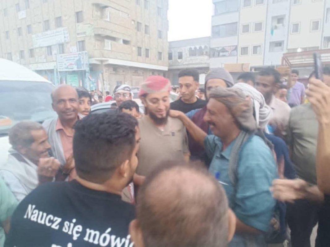 الشيخ محمد الكازمي يؤكد سجن قائد القوة الأمنية التي اختطفته بعد اتصال شخصي من المحرمي